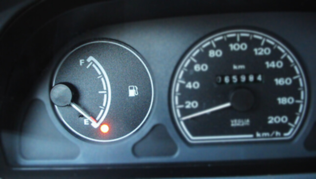 燃料警告灯がついてから給油したんじゃ遅い ガス欠が車と財布に与えるダメージ ドドン