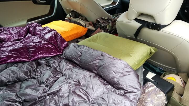 車中泊するときの寝袋はどれがいいのか？選ぶ際の注意点とは？ | ドドン